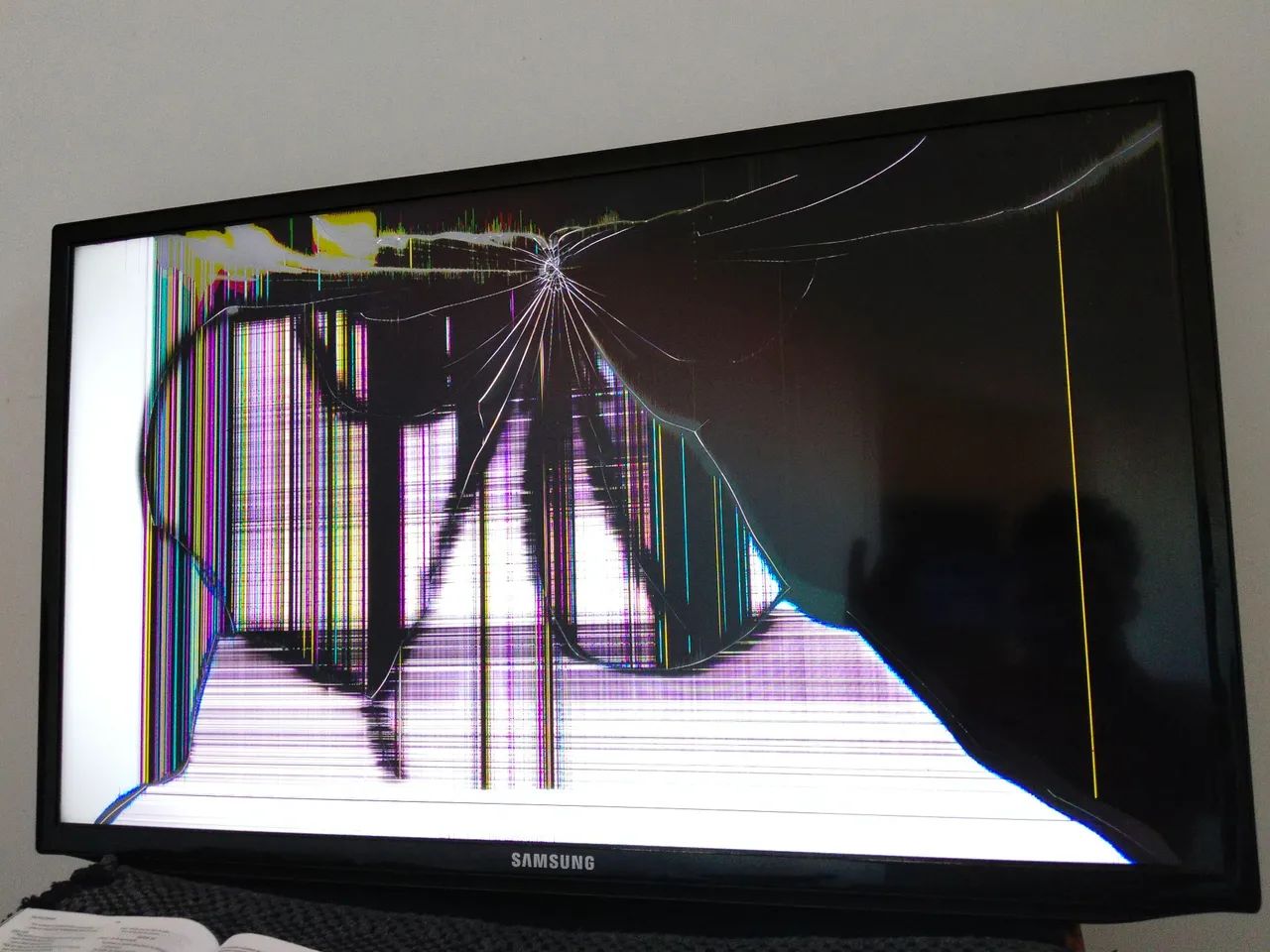 TV QUEBRADA PARA RETIRADA DE PEÇAS 
