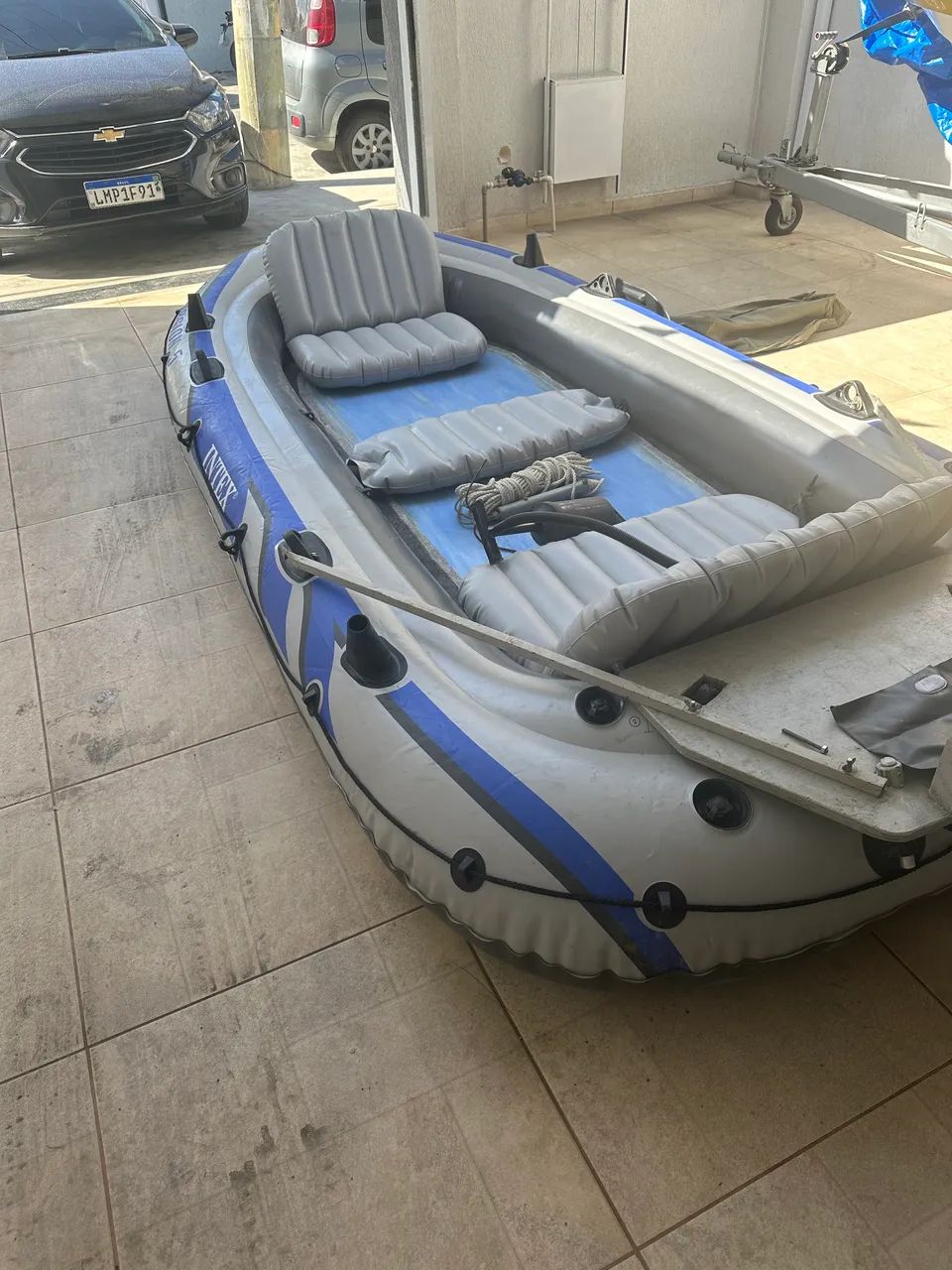 Bote intex excursão 5 com motor - Foto 2