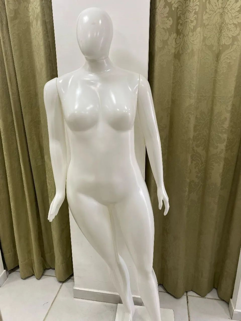 Manequim feminino Plus Size Branco ( Lê Descrição)