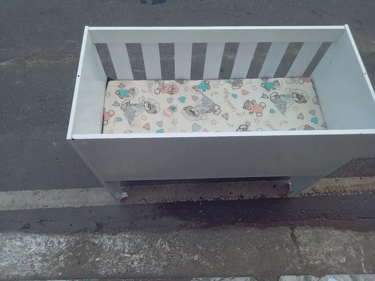 Vendo berço com colchão  - Foto 2