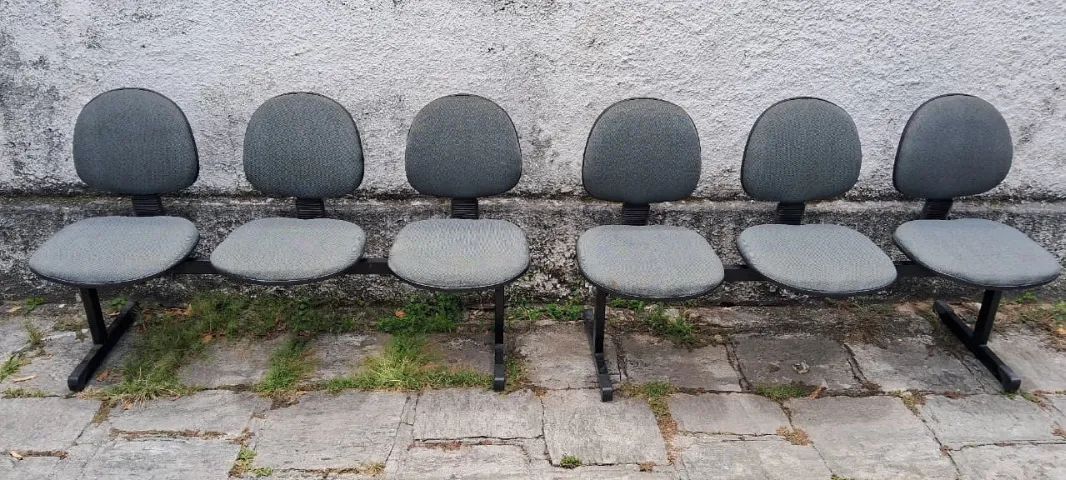 2 Longarinas de 3 lugares, cada, sem braço, usadas.