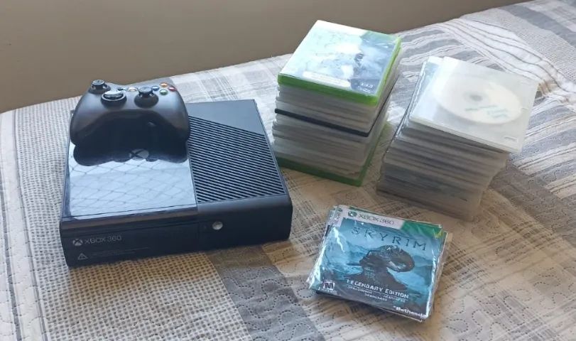 Console Xbox + 50 jogos físicos