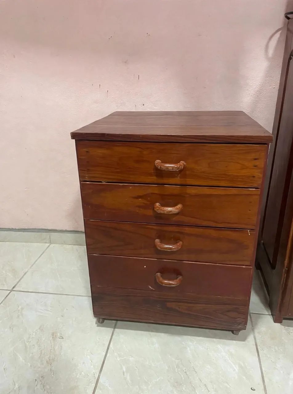 Armário com 4 gavetas 