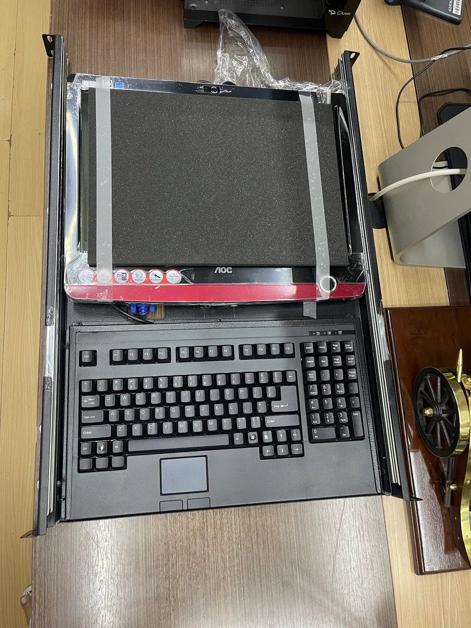 Console KVM Rack 19 com Monitor AOC + Teclado - Foto 3