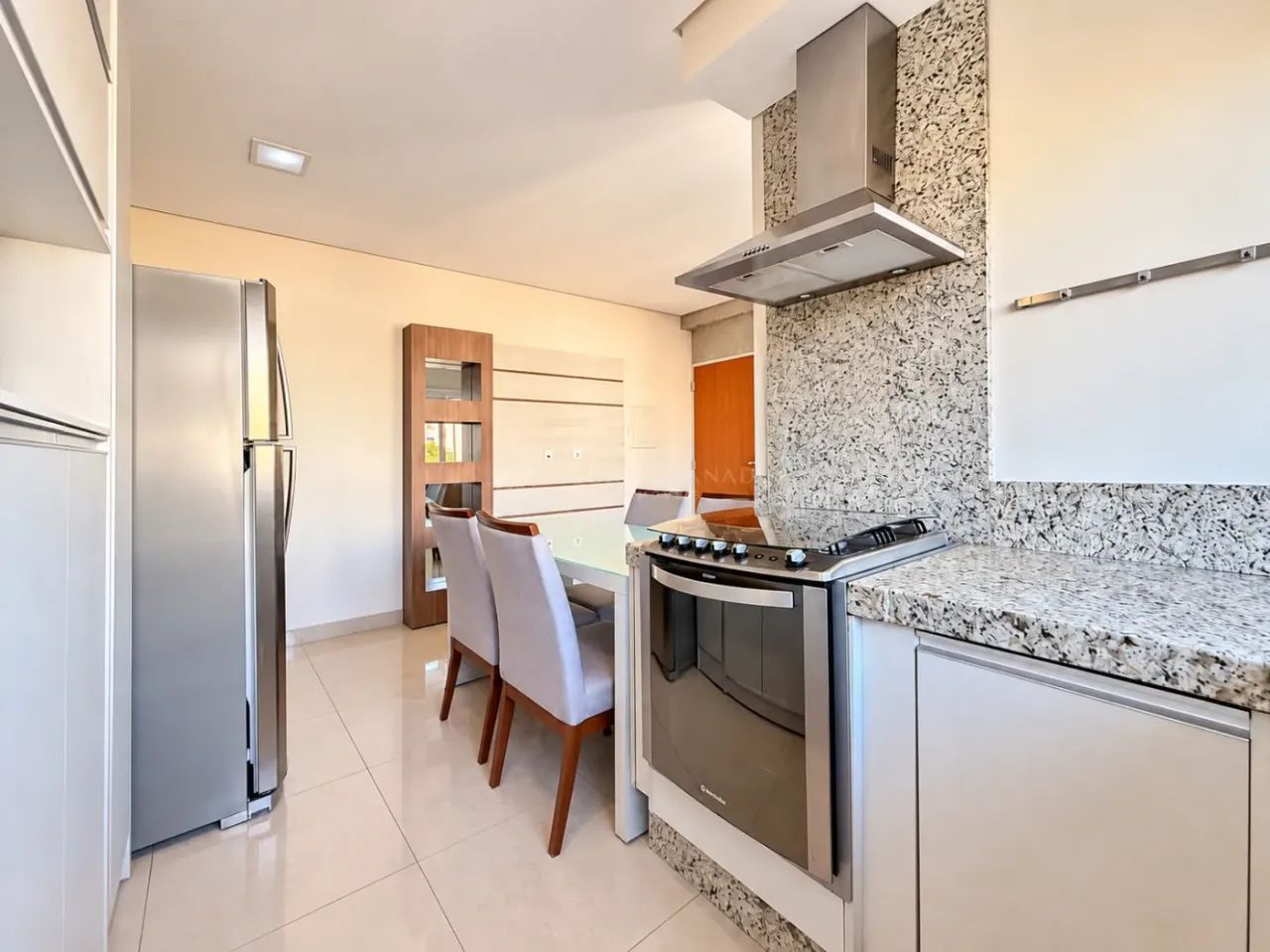 Apartamento com Planejados no Quarto e Cozinha, Eletros e Ar-Condicionado | Zona 07 - Foto 2