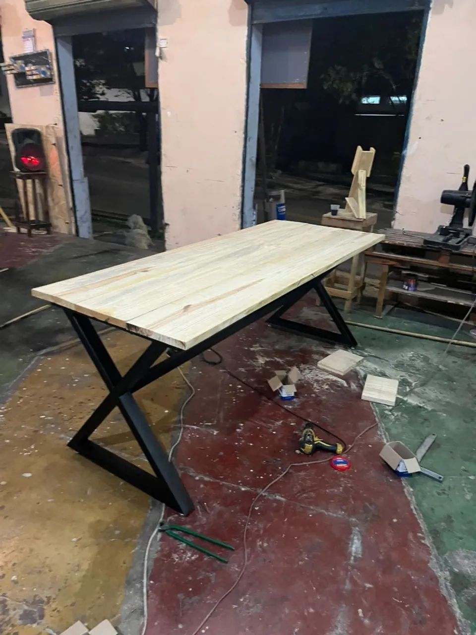 Mesa de madeira e base de metal estilo industrial  - Foto 3