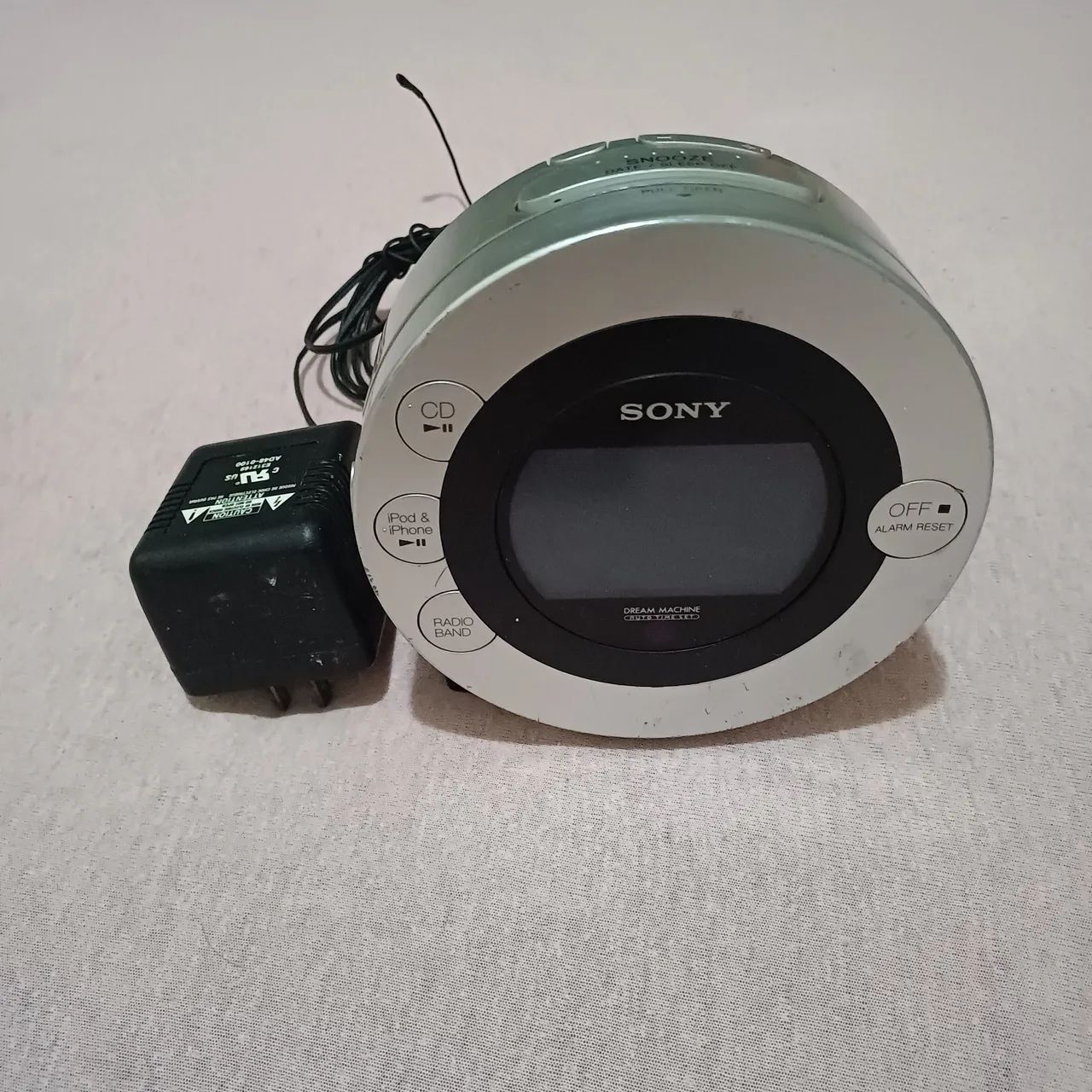 Rádio relógio digital e CD Sony. 