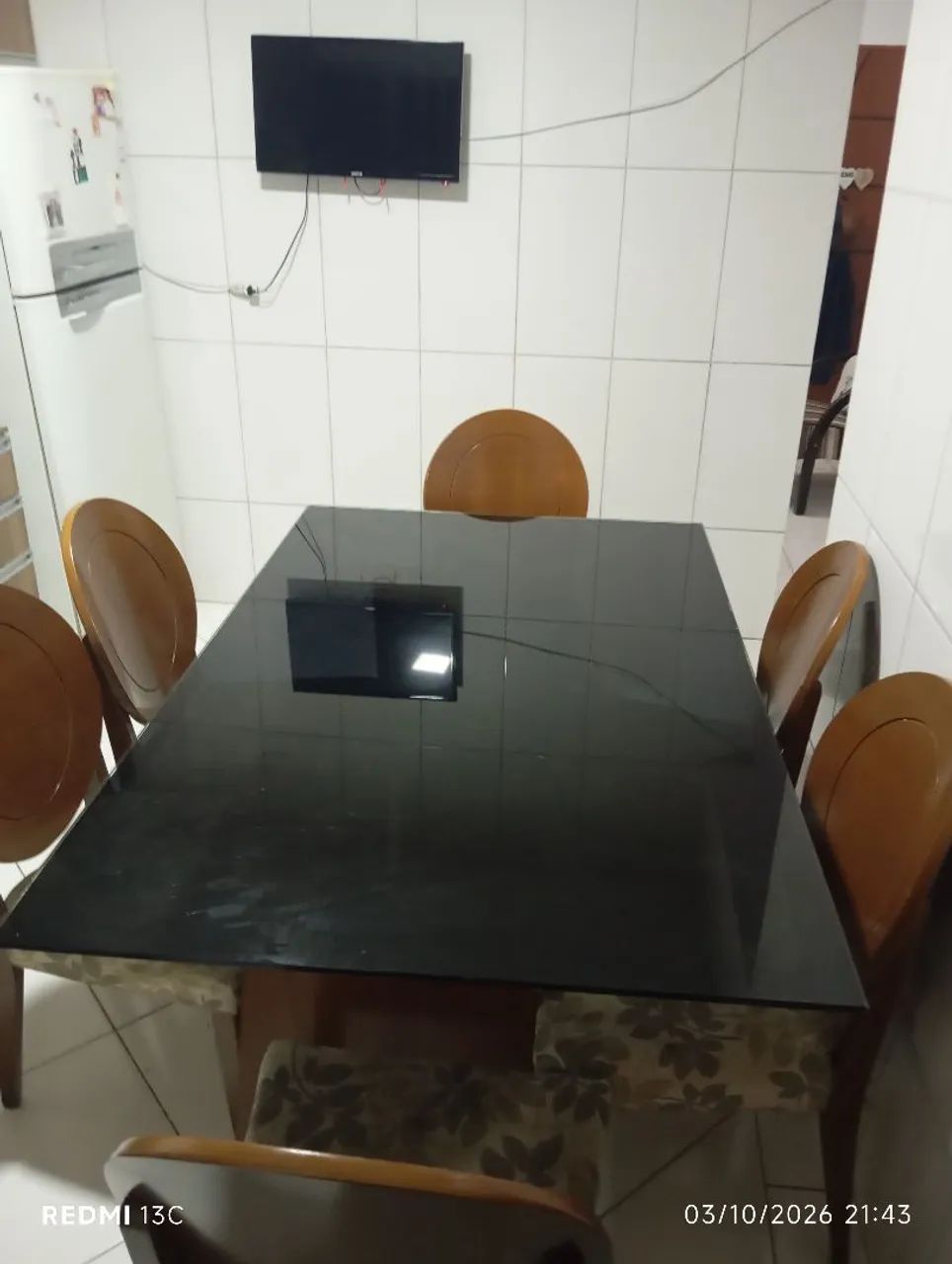 Mesa com tampão de vidro com 06 cadeiras - Foto 3