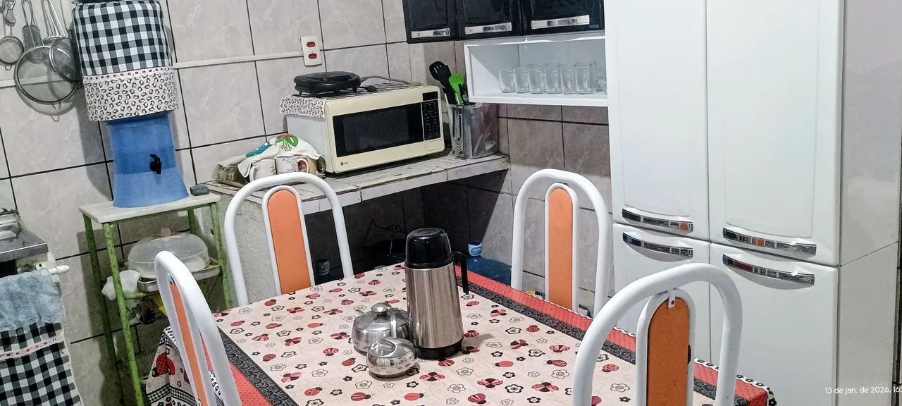 Mesa com tampo de mármore e quatro cadeiras 
