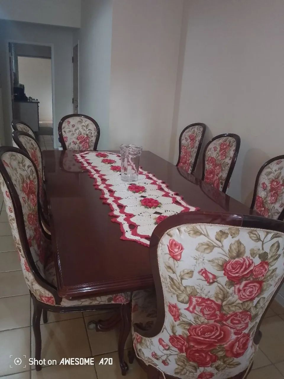 Mesa madeira mogno e 8 cadeiras 