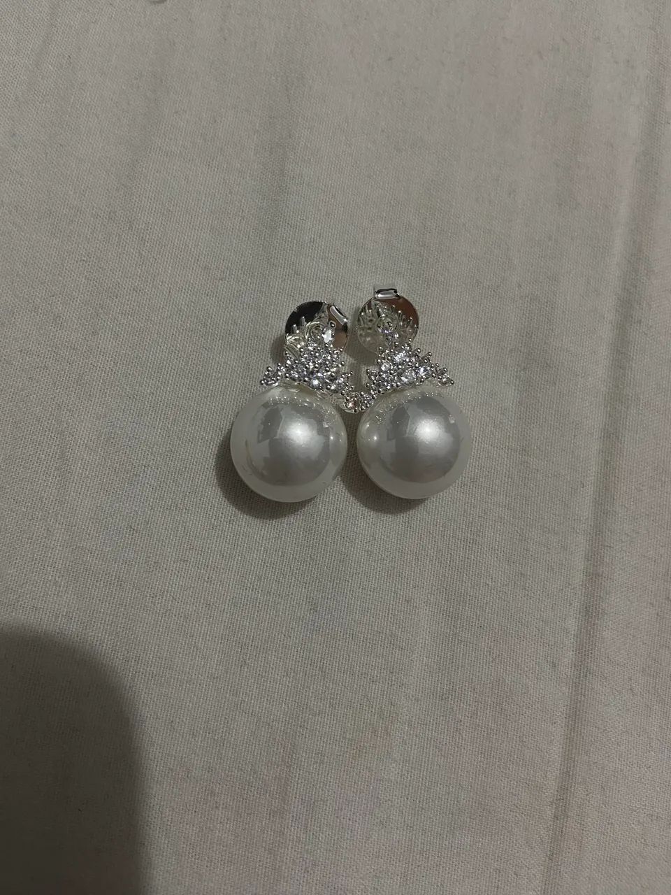Brincos prateados com esferas pérolas estilo princesa  - Foto 2