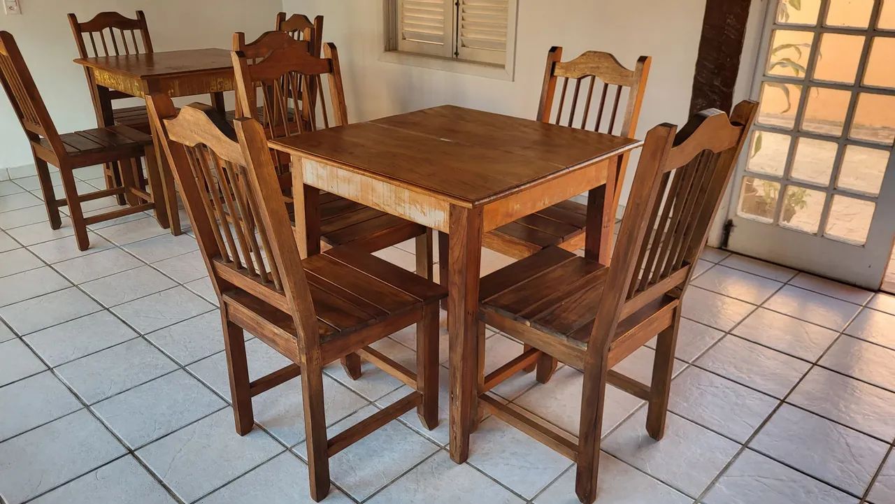 Mesa de Madeira Maciça de Demolição - Com 4 cadeiras 