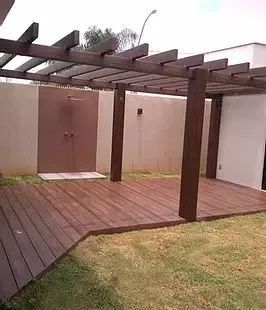 Pergolado e deck de madeira para área externa sob medida 