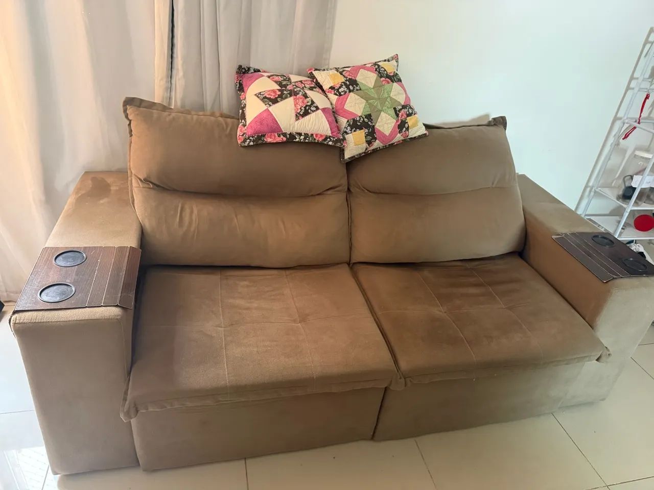 Sofá 3 lugares retrátil e reclinável, 1 ano e meio de uso! - Foto 4