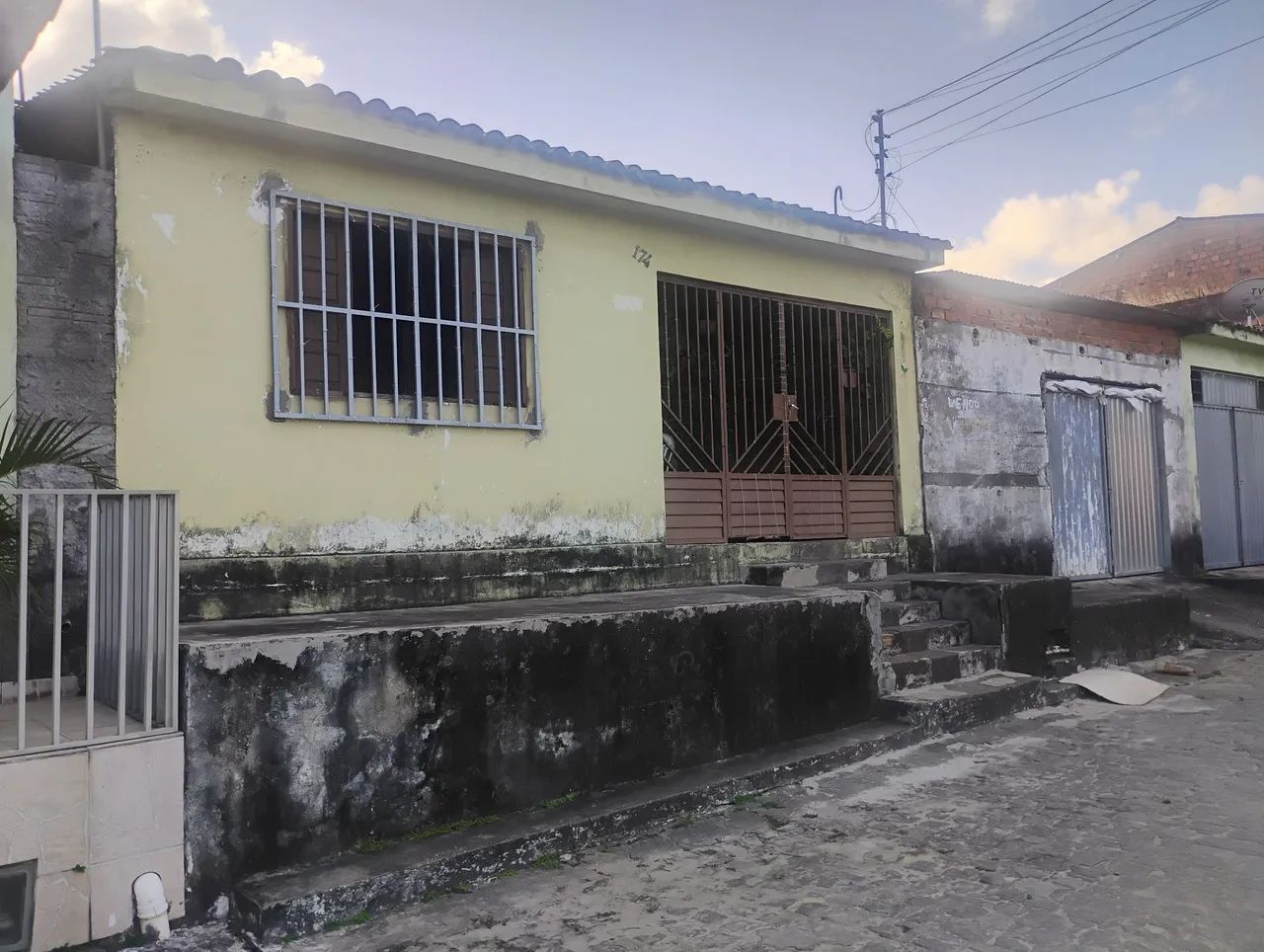 Casa medindo 7x20m e galpão medindo 6,5x20m / 3 quartos/ 2 banheiros/ 2 salas e cozinha