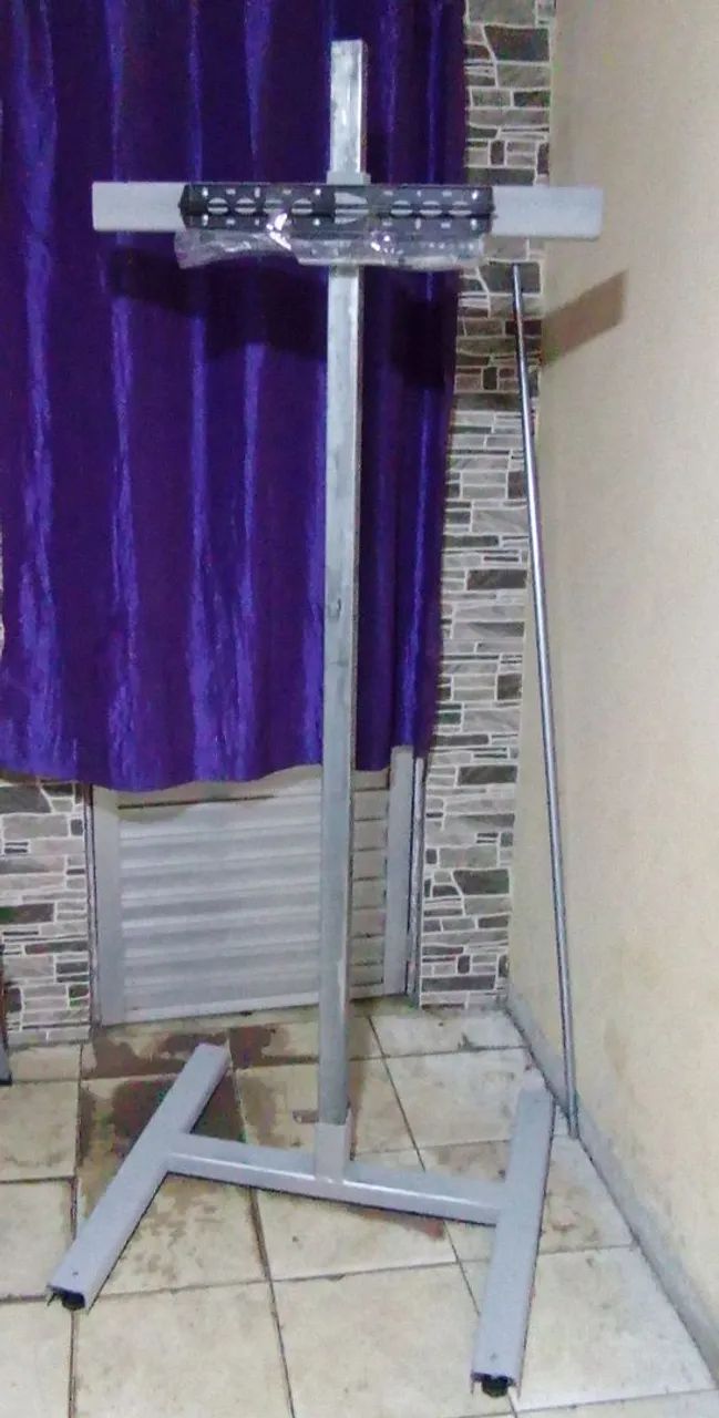 SUPORTE PARA TV MODELO PEDESTAL REGULÁVEL DE 32 A 75 POLEGADAS 