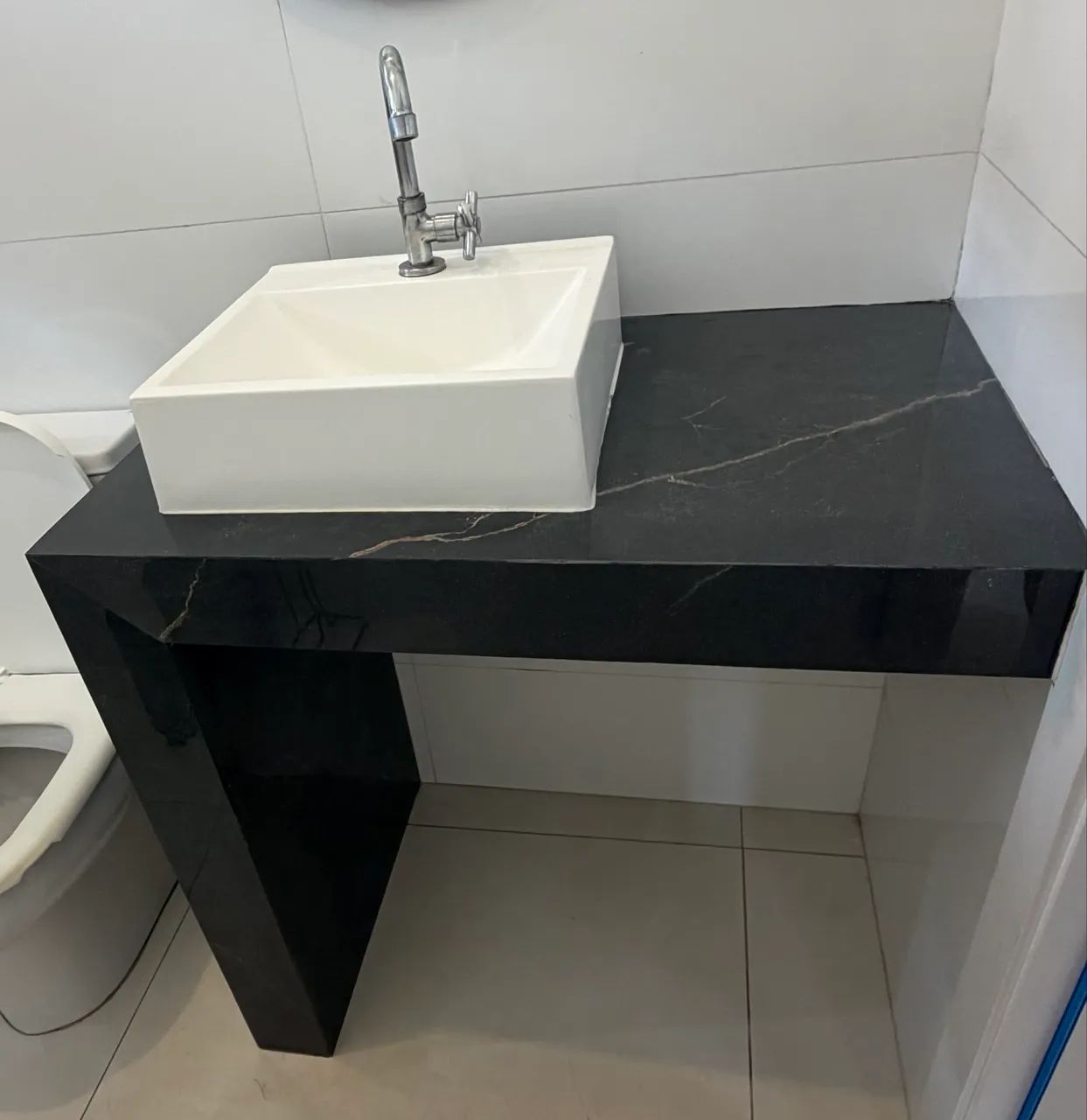 Bancada mais pia de banheiro