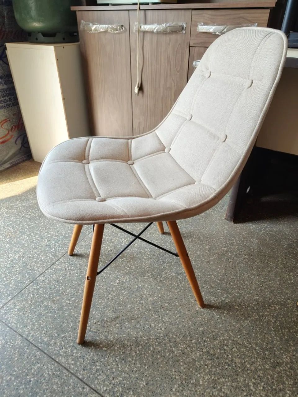 Vendo kit com 2 cadeiras modelo Charles Eames Botonê, estofadas em tecido macio na cor beg - Foto 2