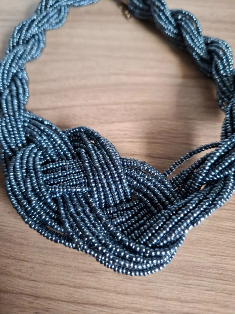 Colar trançado de miçangas grafite metálico - Foto 2