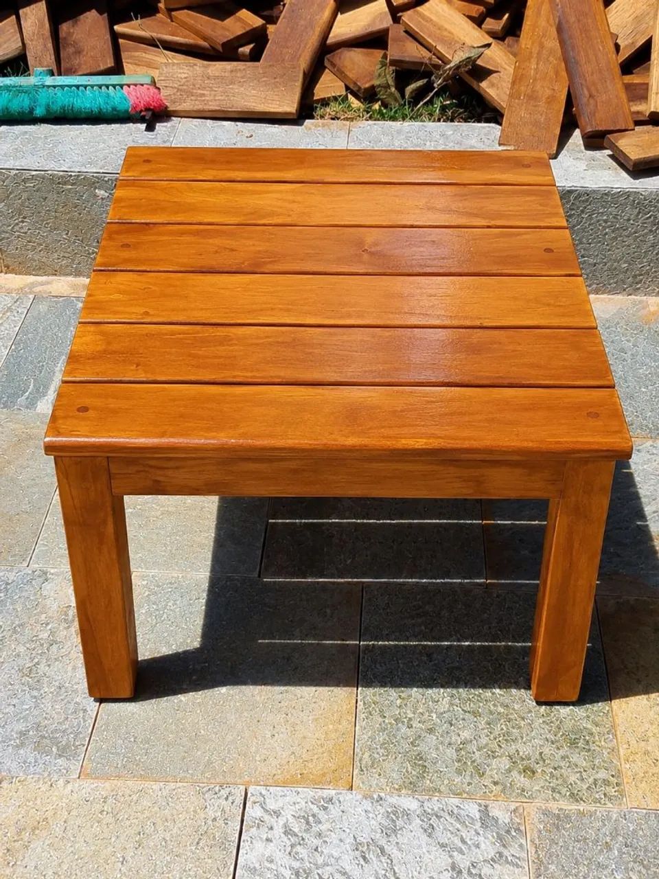 Mesa de centro artesanal de madeira 
