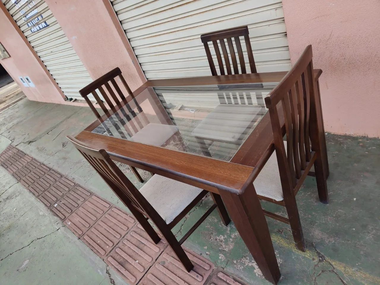 Mesa de vidro com 4 cadeiras  - Foto 4