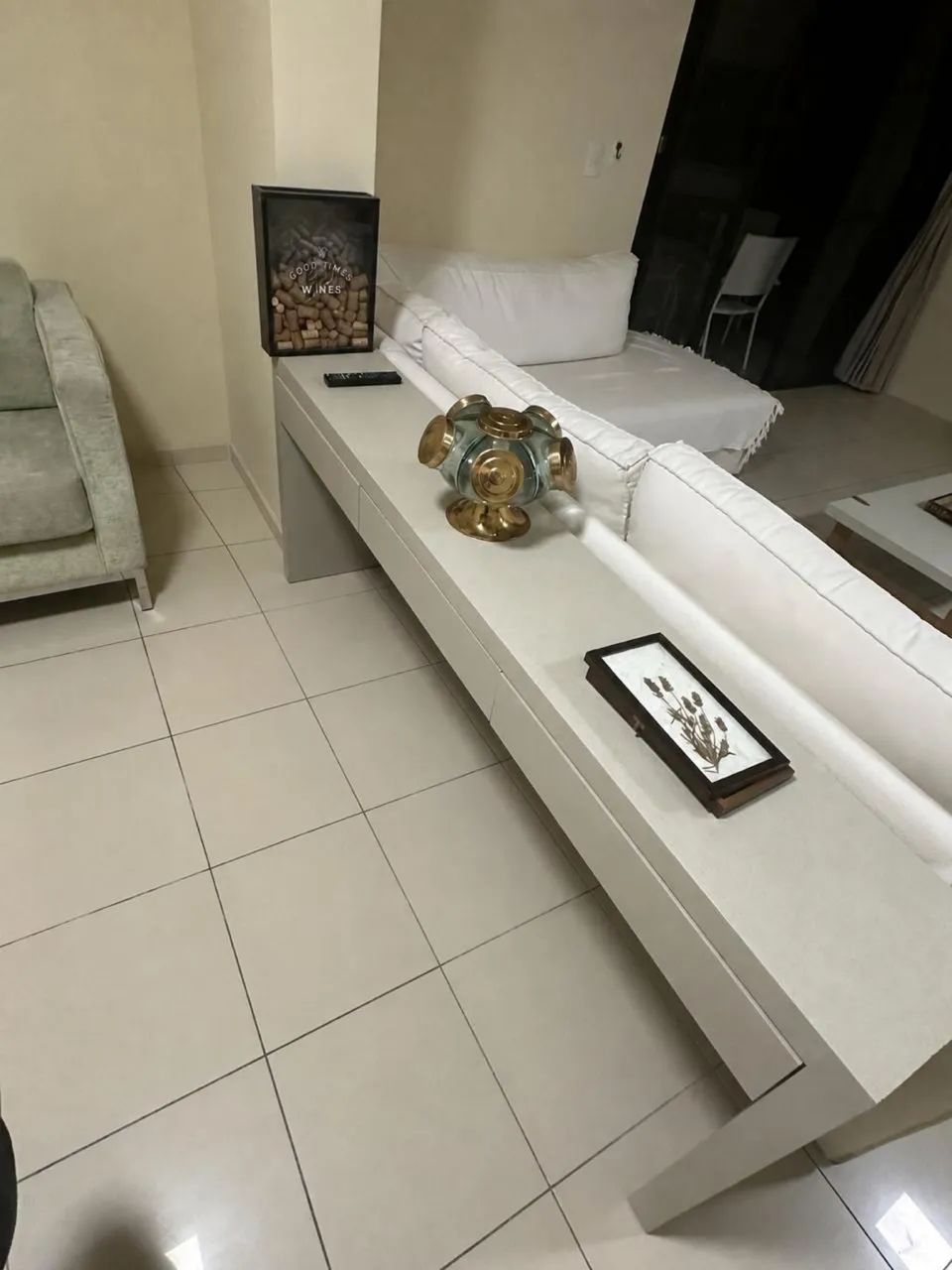 Aparador com gavetas 