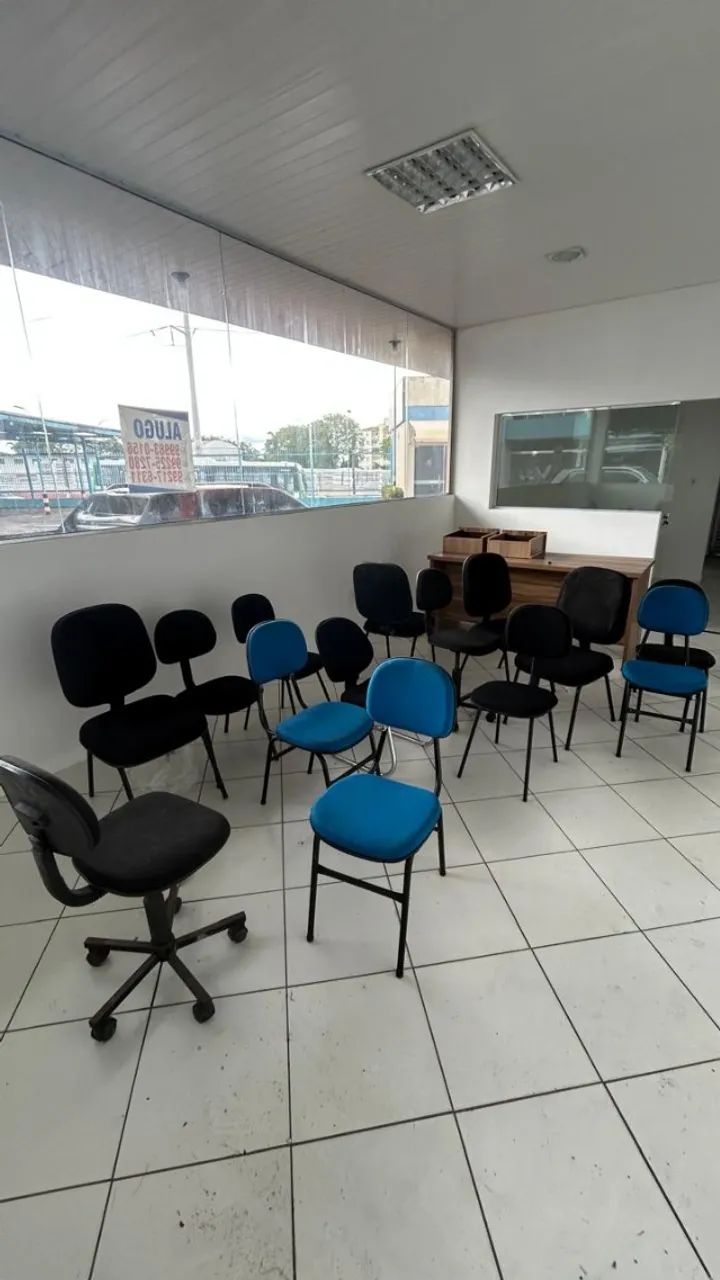 Mesa de Escritório com várias cadeiras - Foto 2