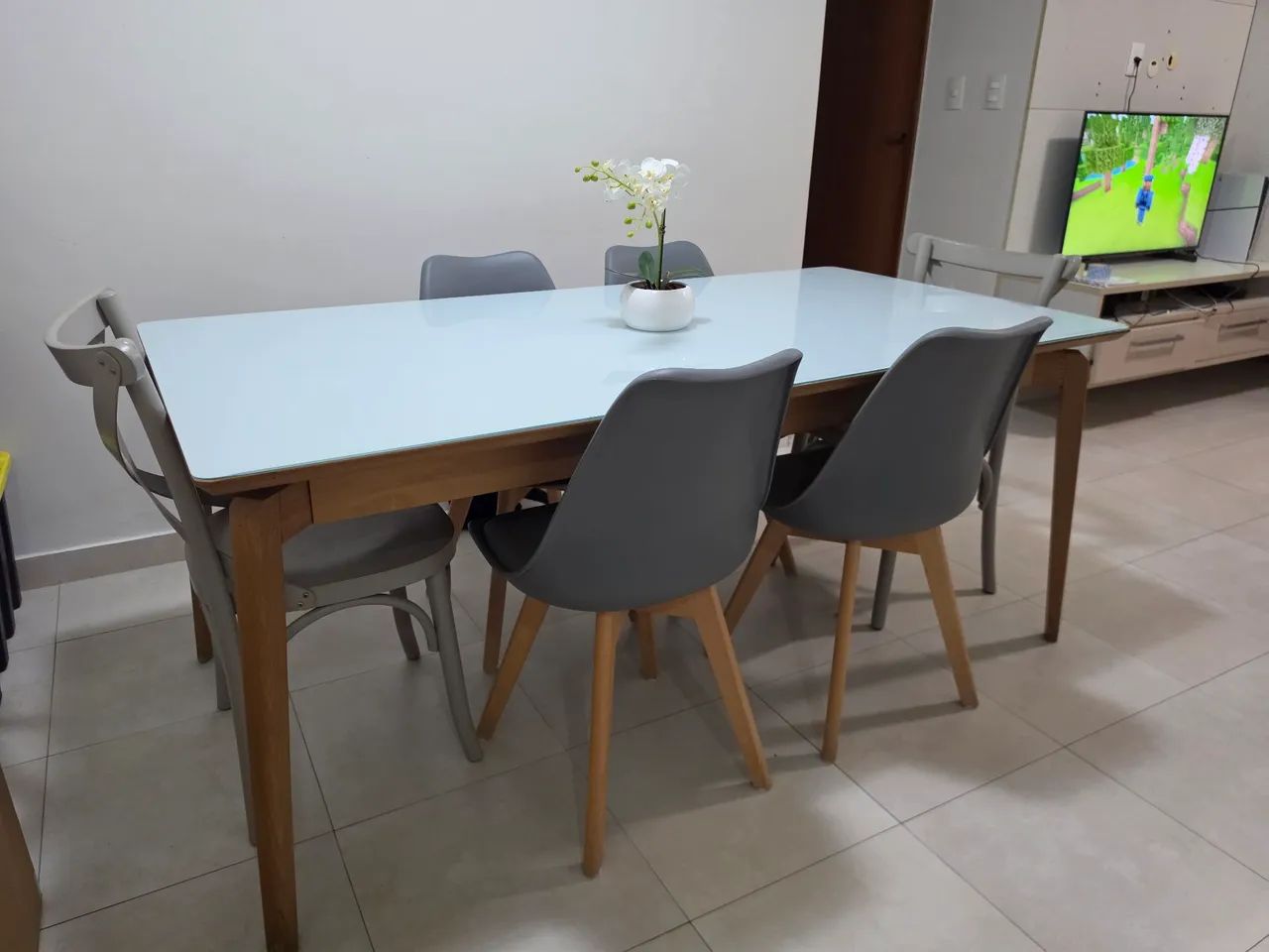 Mesa de jantar com 6 cadeiras