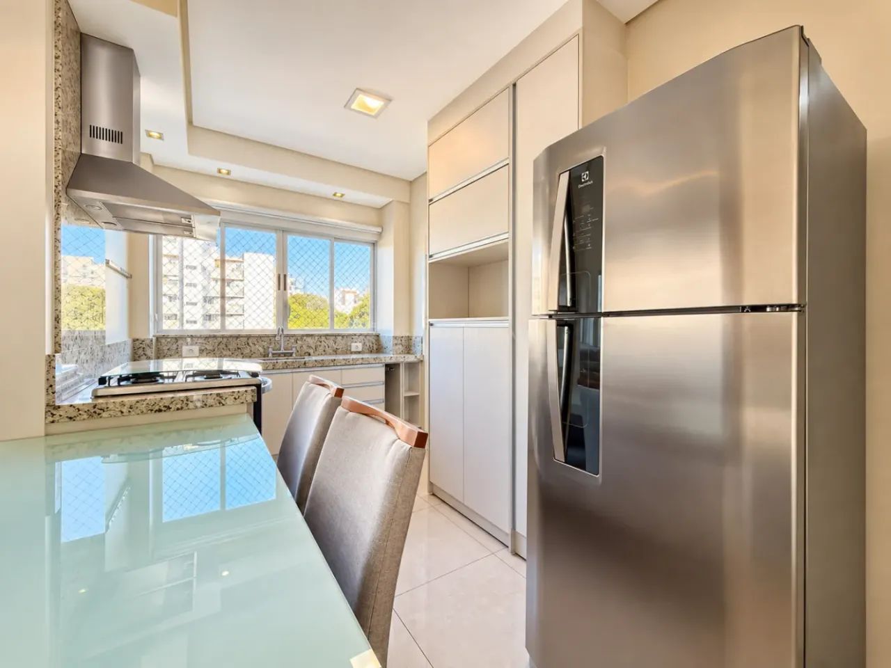 Apartamento com Planejados no Quarto e Cozinha, Eletros e Ar-Condicionado | Zona 07