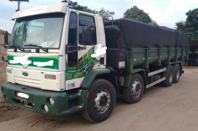 Caminhão Ford 2428 e no chassis