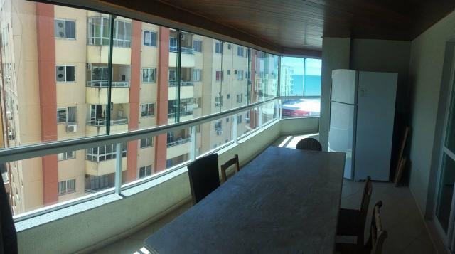 Apartamento a apenas 100 metros do mar em Meia Praia. 3 quartos e 3 vagas de garagem