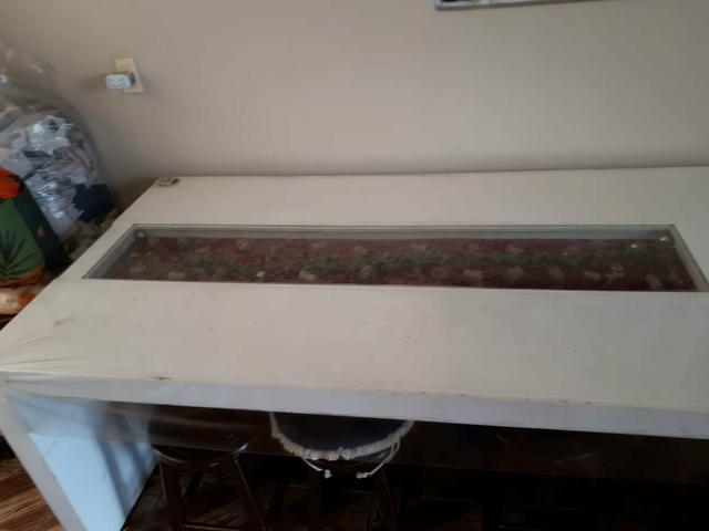 Mesa branca com rolhas de vinho