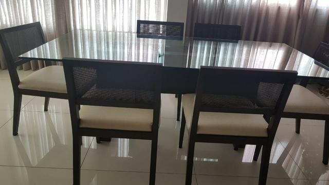 Jogo de mesa de jantar com 6 cadeiras .