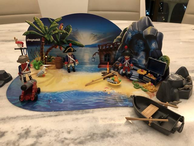 Vendo Farol + Ilha do Tesouro da Playmobil