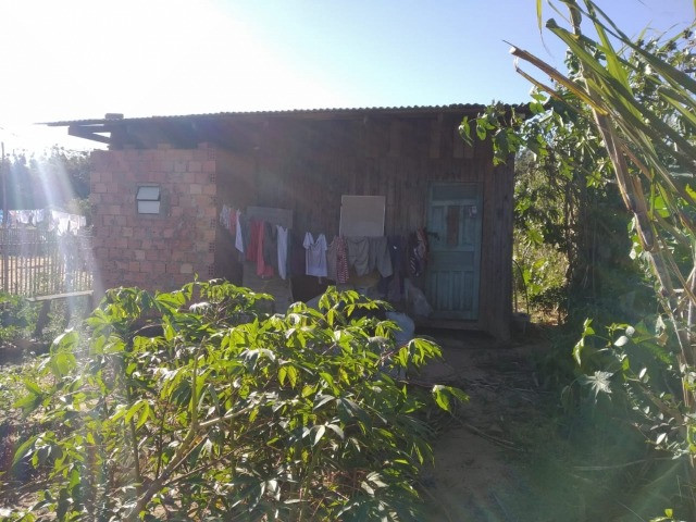 Velleda oferece terreno com casa simples, a 1 km da RS040, de barbada