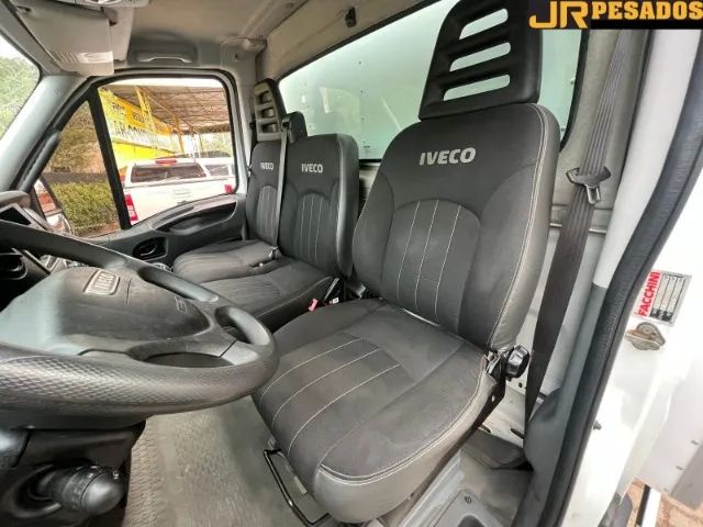 iveco daily 35s14 vuc ano 2019 com baú toco 4x2