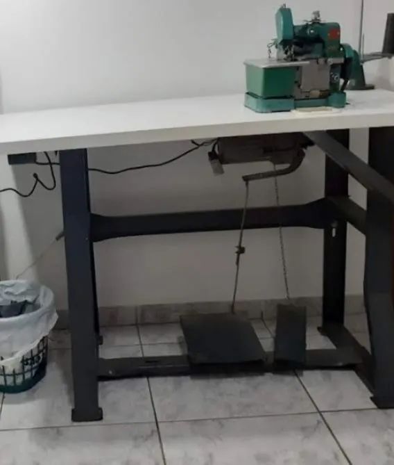 Máquina overloque semiindustrial Mesas Bateias, Vitória da