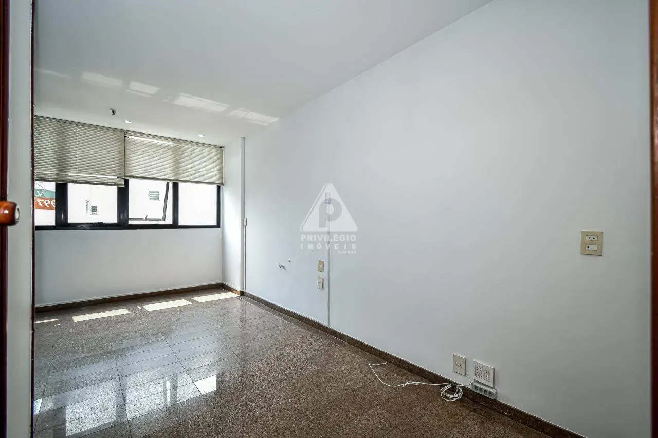 Sala comercial com vaga, à venda próximo do Largo do Machado, Flamengo e Catete!