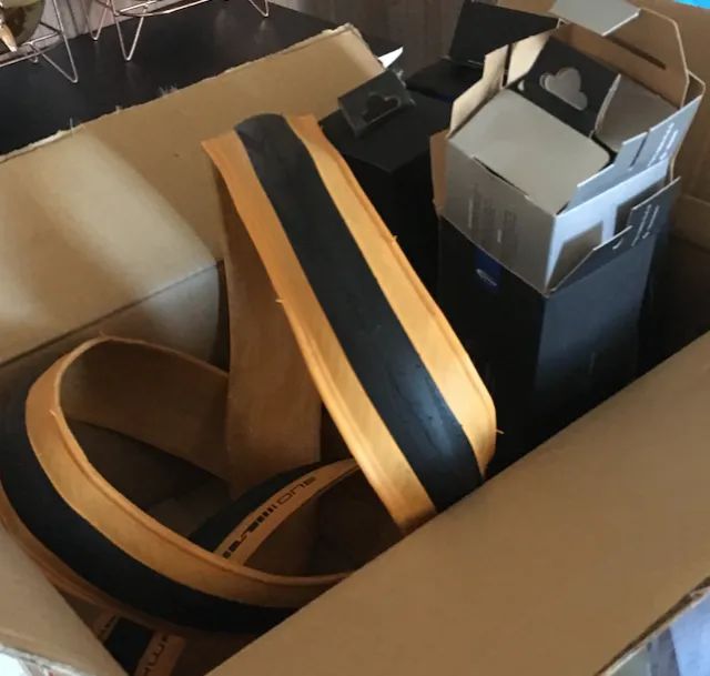 059 - Pneu Schwalbe One Tubeless faixa bege 700x25 Speed Triathlon