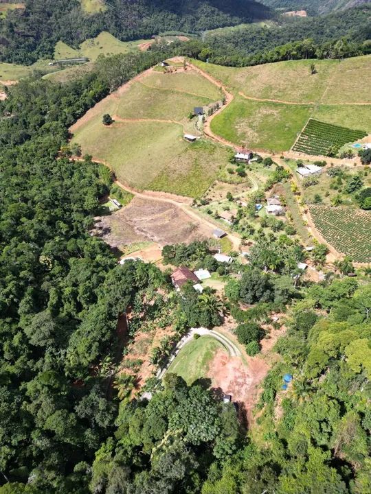 Sítio com casa e área verde em região montanhosa