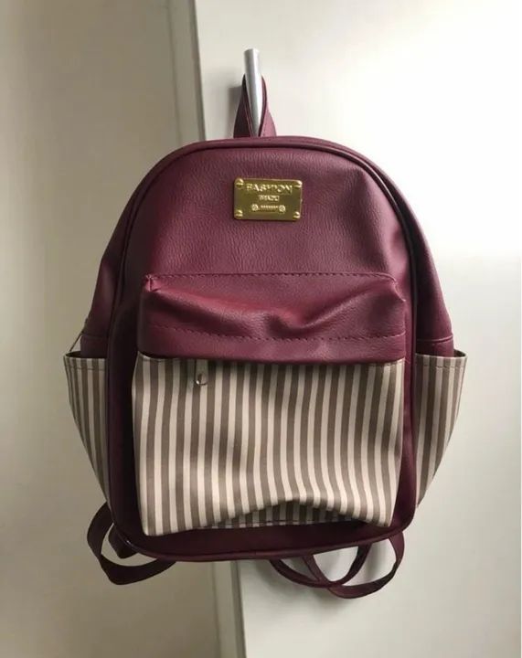 Mochila de Couro Média Vinho e Listrada 