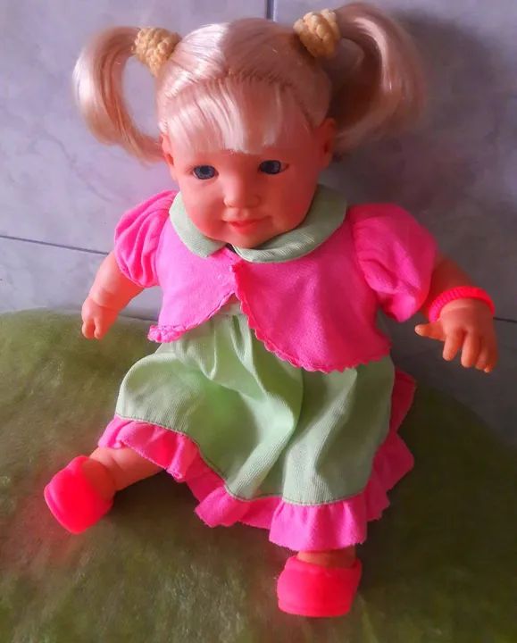 Boneca Bebê com Roupa Rosa e Verde