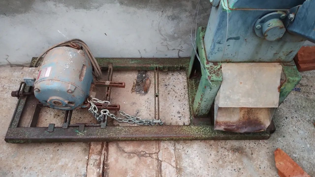 Forrageira estacionária trifásica.