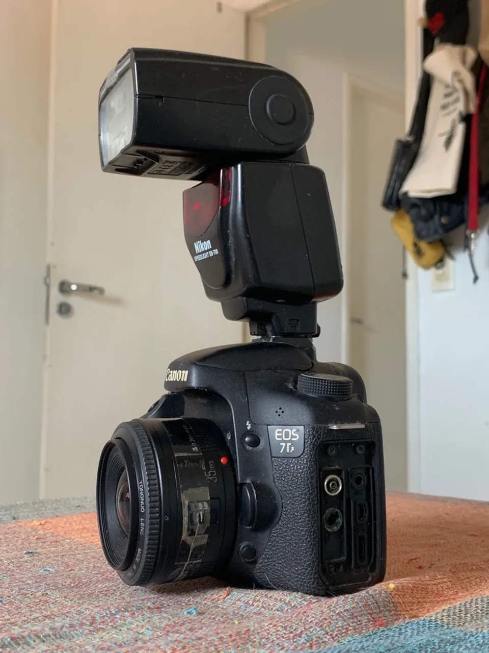 Canon EOS 7D com lente e flash Nikon