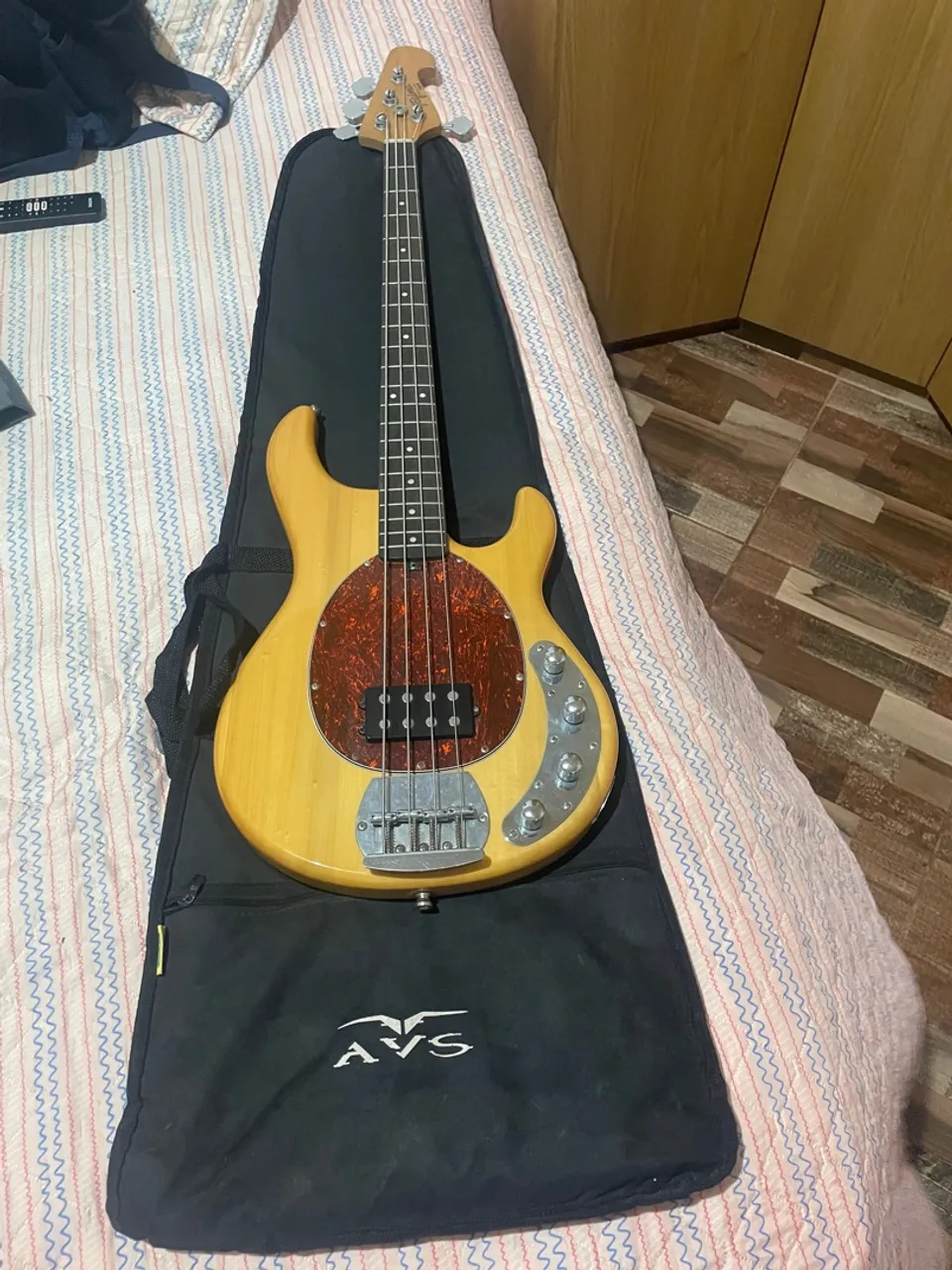 Baixo tagima tbm4