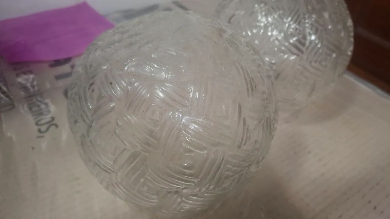 Par de cúpulas de vidro decoradas