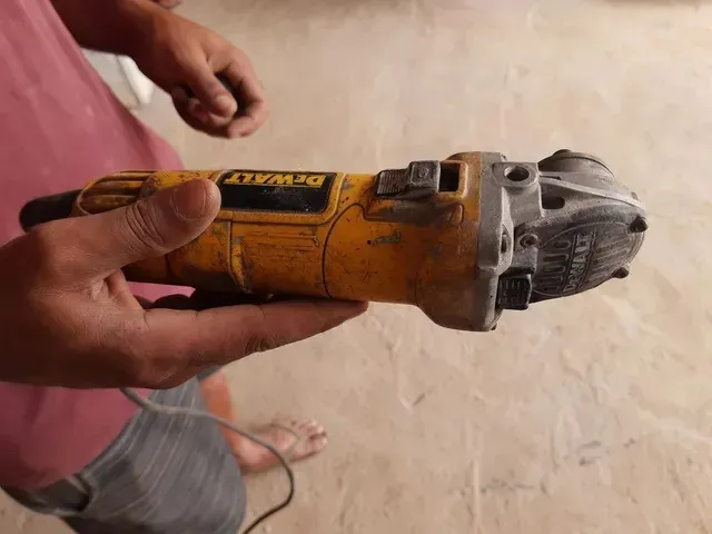 Lixadeira Dewalt Estragada 4.1/2" - Apenas Para Peças