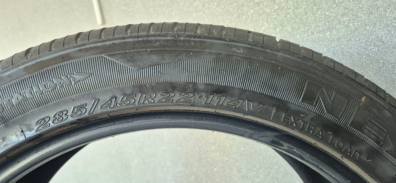 Pneu 285/45R22 114V - ÓTIMO ESTADO! Vendo o par.