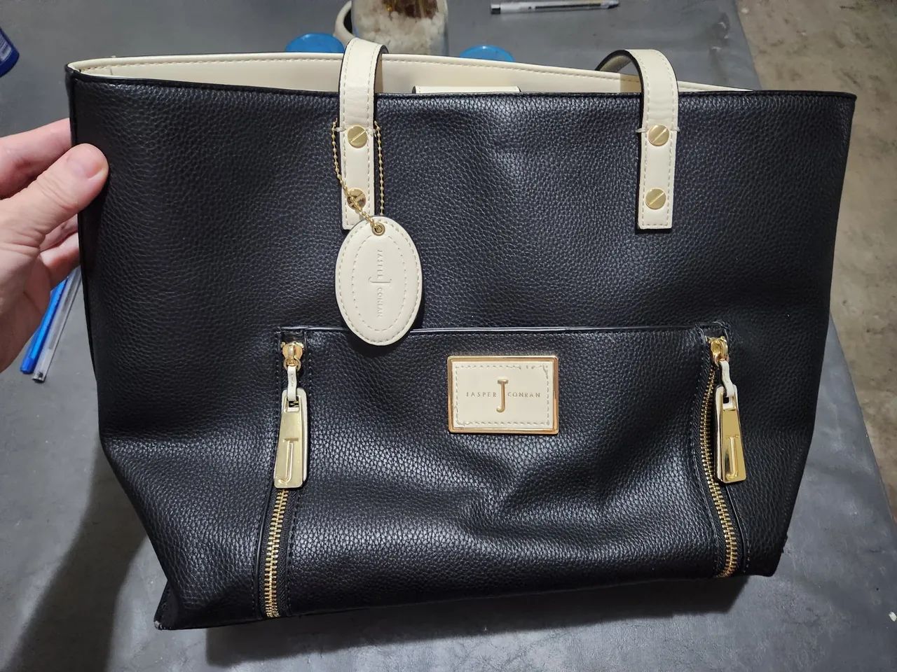 Bolsa de Ombro Jasper Conran Preta com Detalhes Dourados