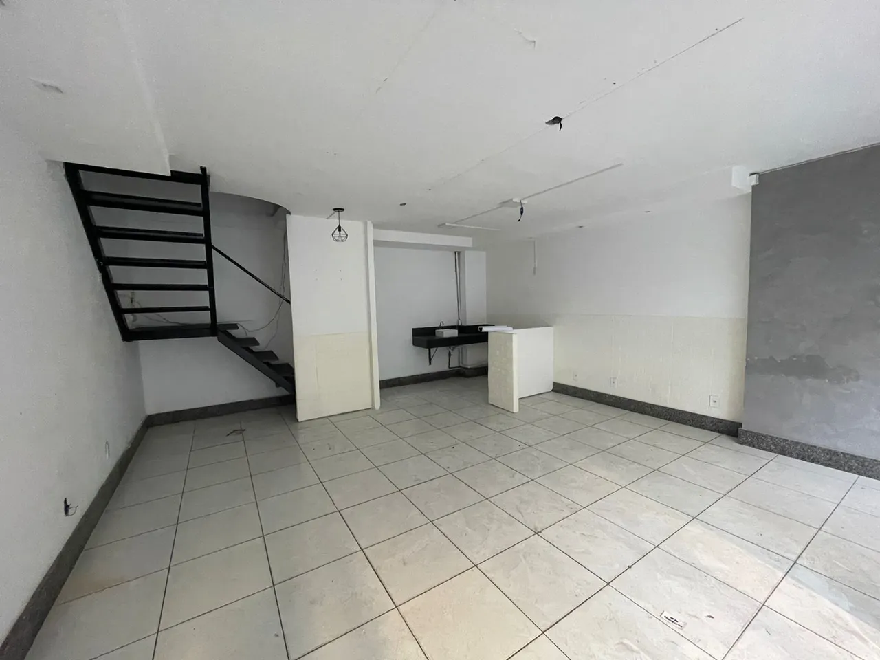 Ponto comercial/Loja/Box para venda possui 60 metros quadrados em Centro - Guarapari - ES